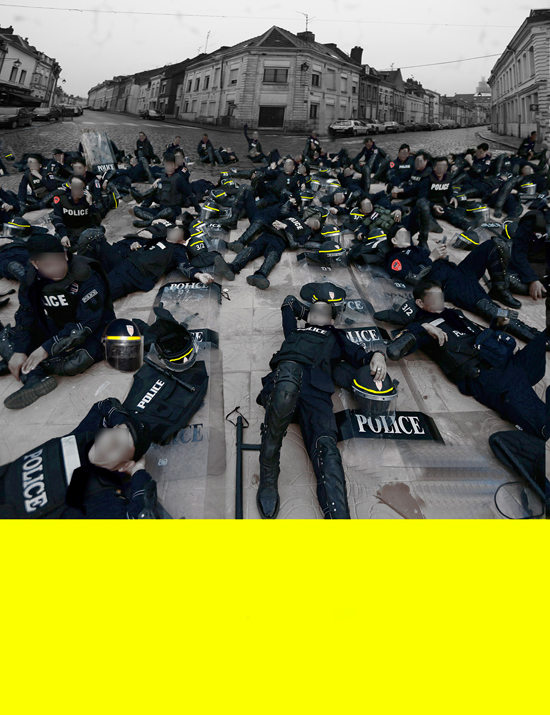 Nouvelles directives d'Etat. Nouvelles techniques policières de maintien de l'ordre. [ici sous la forme de sit-in et/ou die-in face à des manifestants] 2015 - Tirage numérique sur bâche, sources web, dimensions 130 x 100 cm - Stéphane Bérard